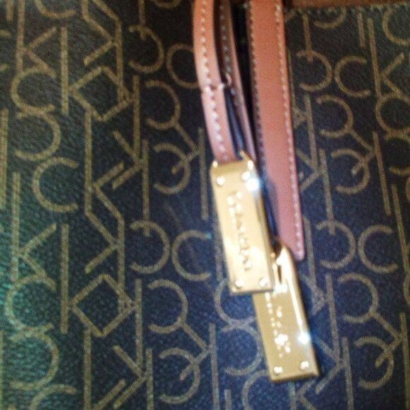 Calvin Klein Monogram Reversible Brown Tote Bag & Zip Pouch Set 18" x 11.5" x 5" - Picture 9 of 17